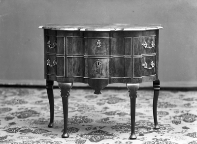 835588 Afbeelding van een 18e eeuwse bijzettafel, behorend aan de familie De Bièvre (Achter Sint-Pieter 16) te Utrecht.